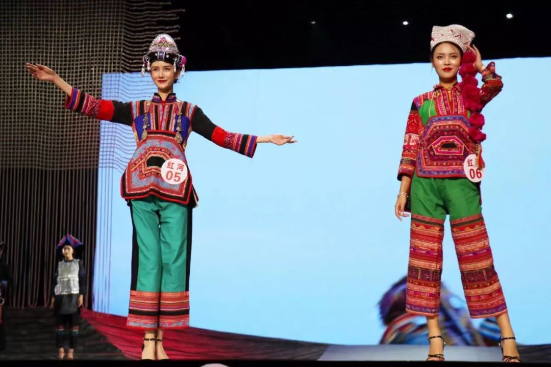德宏五种少数民族服饰走秀音乐,云南少数民族服饰秀
