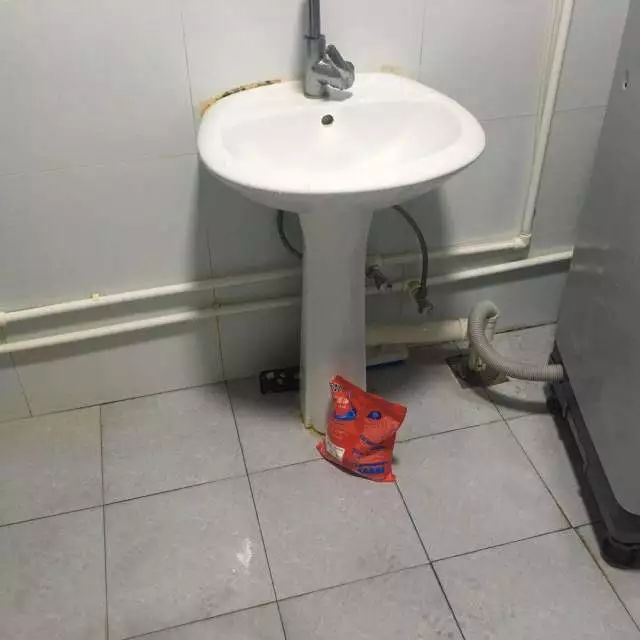 男子溜进合租女生房间偷内衣,男子凌晨偷进女生合租房