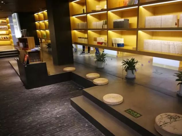 都上央视了！大学校园书店怎么突然这么火？