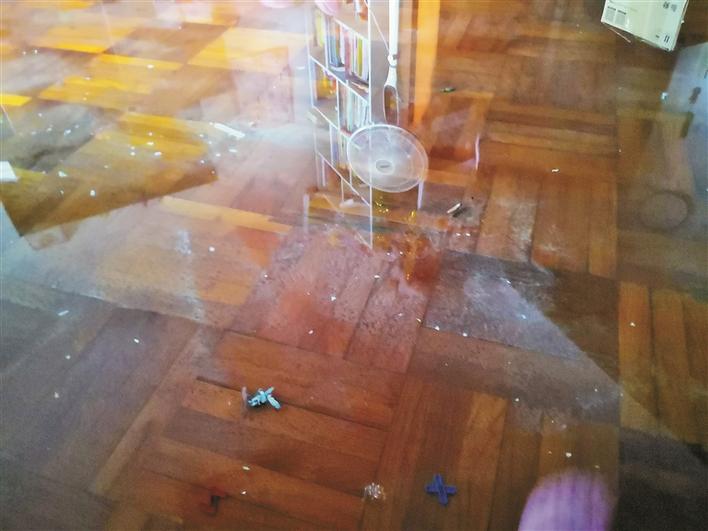 罗湖东乐花园顶楼消防总管漏水住户家中“水漫金山”