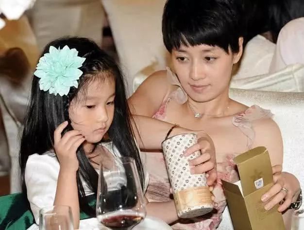 马伊琍和文章各自安好,离婚三年的文章马伊琍人生境遇