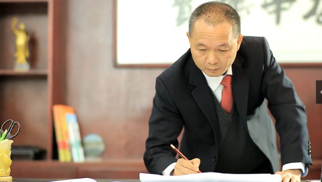 华南理工大学毕业高材生坚持三十年做塑料屋面材料