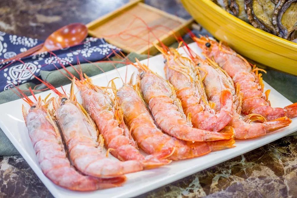 1元/只海白虾，2.8元/只鲍鱼，3.8元/只碳烤生蚝！啤酒喝一瓶还送一瓶！这家人气平价海鲜火锅老店让你嗨翻整个今夏