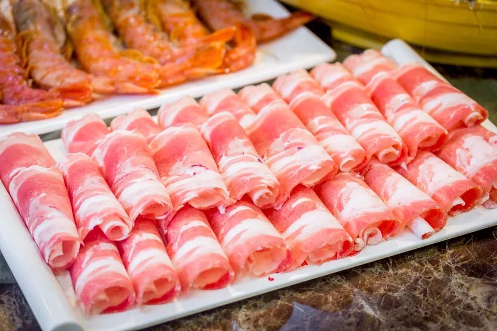 1元/只海白虾，2.8元/只鲍鱼，3.8元/只碳烤生蚝！啤酒喝一瓶还送一瓶！这家人气平价海鲜火锅老店让你嗨翻整个今夏