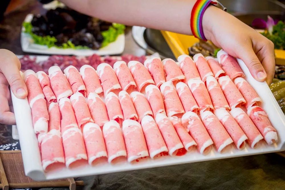 1元/只海白虾，2.8元/只鲍鱼，3.8元/只碳烤生蚝！啤酒喝一瓶还送一瓶！这家人气平价海鲜火锅老店让你嗨翻整个今夏