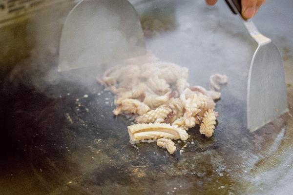 1元/只海白虾，2.8元/只鲍鱼，3.8元/只碳烤生蚝！啤酒喝一瓶还送一瓶！这家人气平价海鲜火锅老店让你嗨翻整个今夏