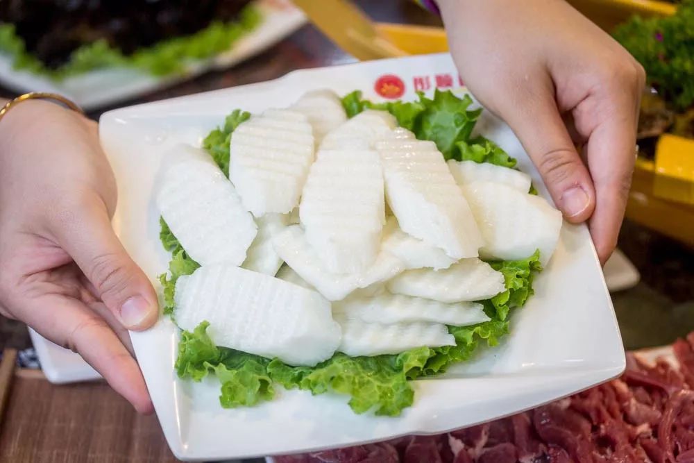 1元/只海白虾，2.8元/只鲍鱼，3.8元/只碳烤生蚝！啤酒喝一瓶还送一瓶！这家人气平价海鲜火锅老店让你嗨翻整个今夏