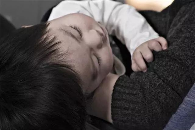 月嫂带小孩不哭的内幕,月嫂必须知道的9件事