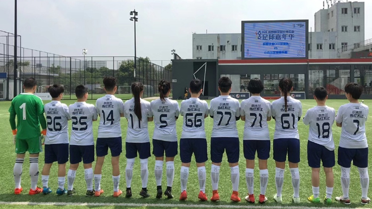 颜值不输球技成都球圈现“网红”女足专挑男足过招