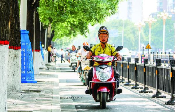 致敬烈日酷暑下劳动者,酷暑寒风中的劳动者