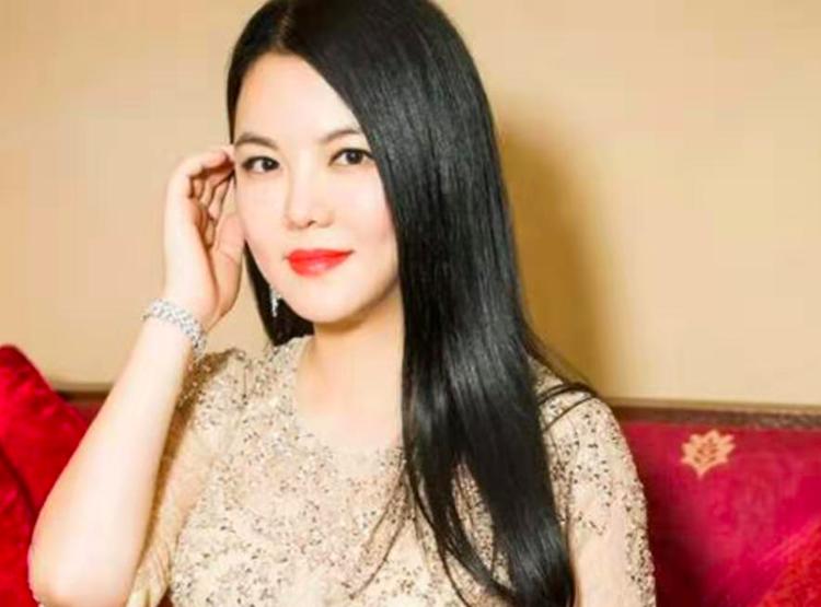 富太李湘开网店价格亲民，粉丝数不到景甜店铺的十分之一