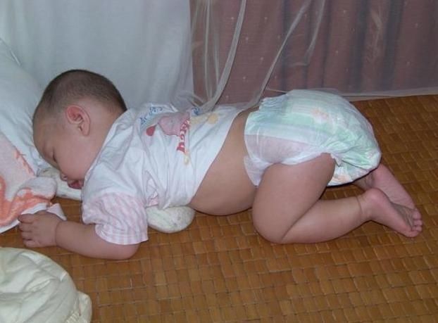 一岁多宝宝跪着睡觉是什么原因,孩子睡觉姿势是跪着睡怎么回事