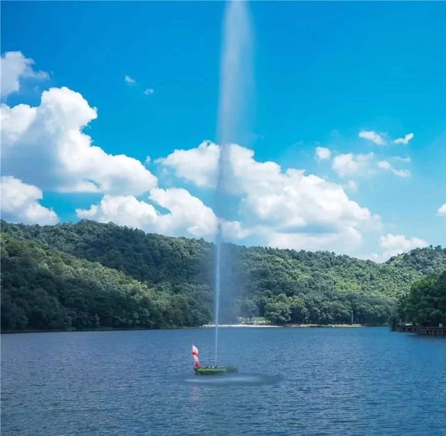 神奇！喊一声，水柱拔地而起！石燕湖喊泉来啦，解压减脂还能召唤彩虹