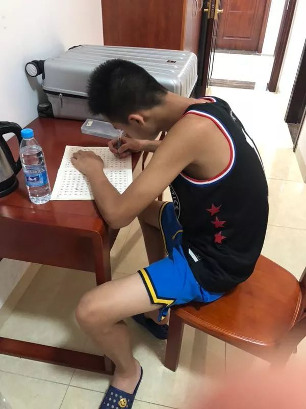 希望之花直播现场,u10-u14篮球训练行进间