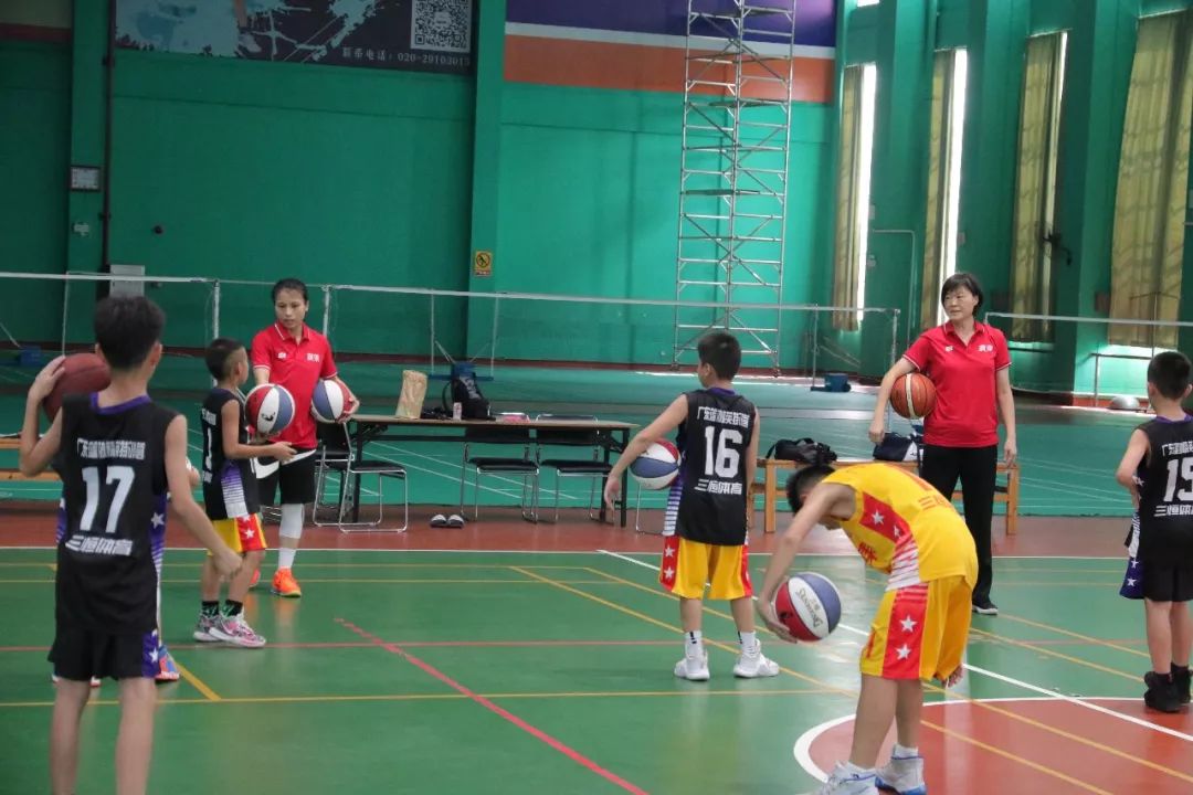 希望之花直播现场,u10-u14篮球训练行进间