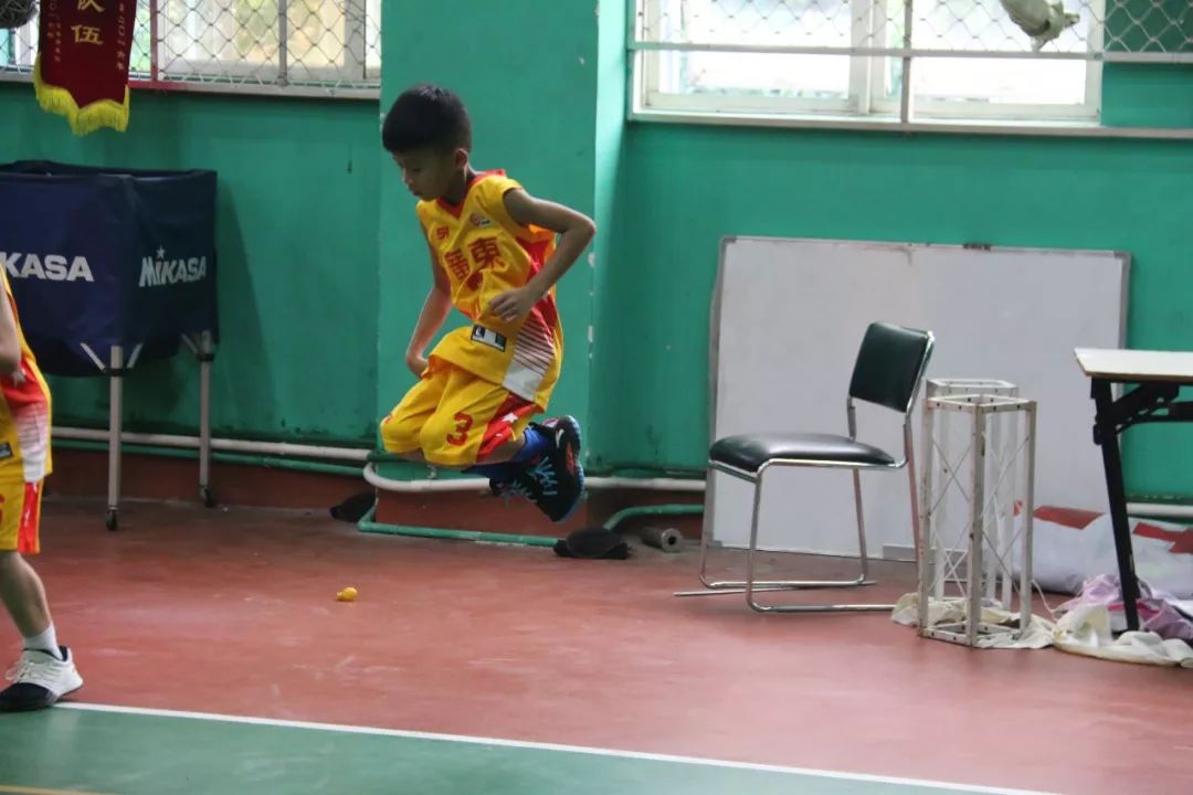 希望之花直播现场,u10-u14篮球训练行进间