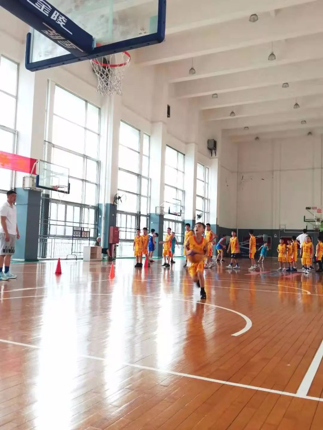 希望之花直播现场,u10-u14篮球训练行进间