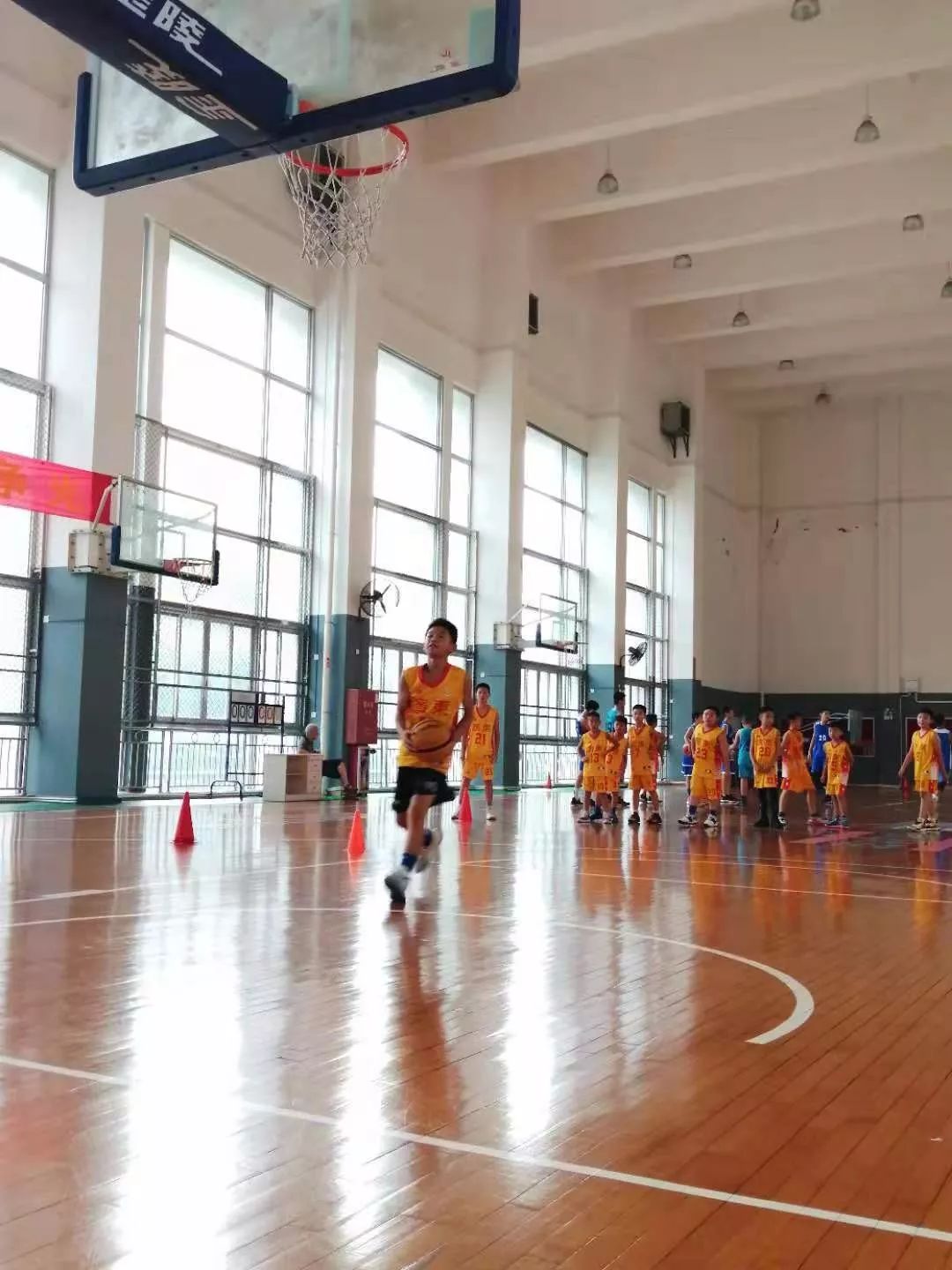 希望之花直播现场,u10-u14篮球训练行进间