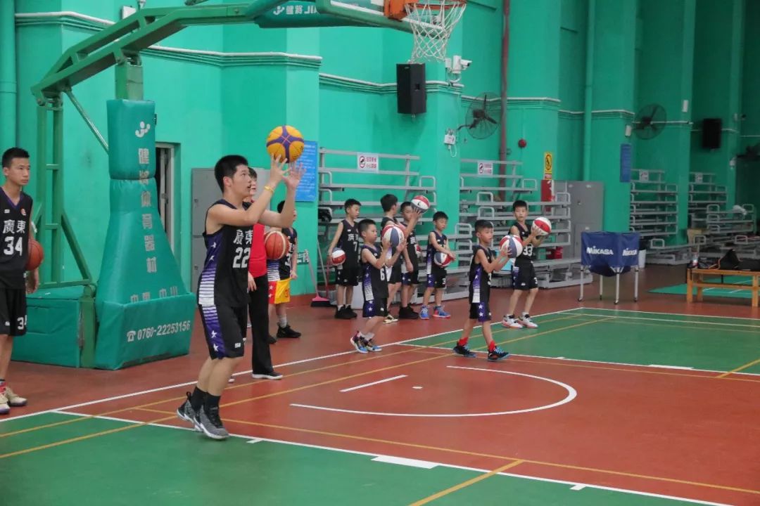 希望之花直播现场,u10-u14篮球训练行进间