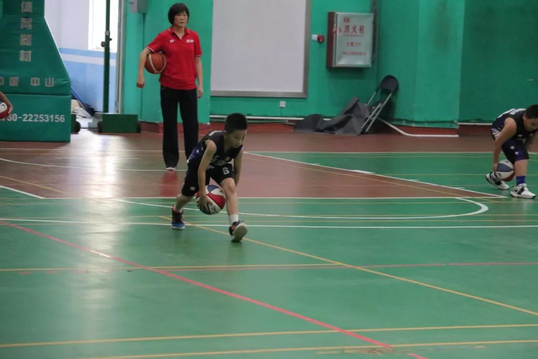 希望之花直播现场,u10-u14篮球训练行进间