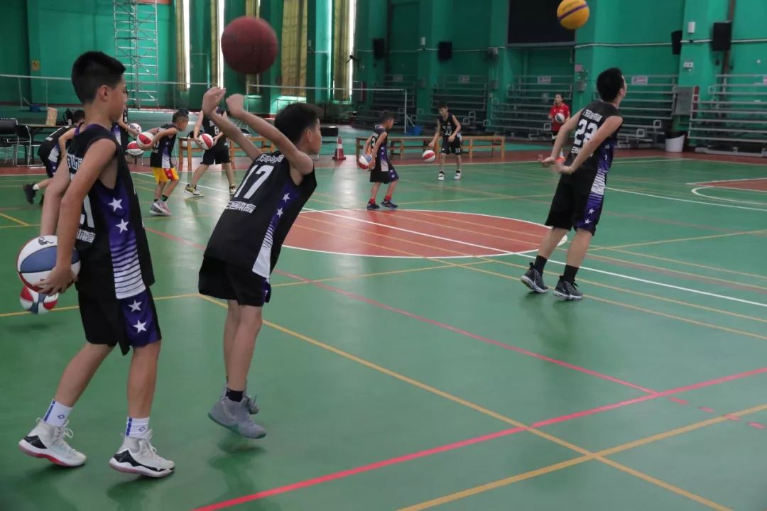 希望之花直播现场,u10-u14篮球训练行进间