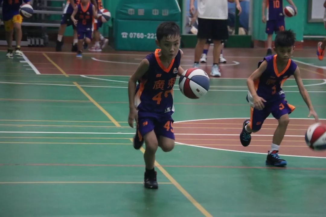 希望之花直播现场,u10-u14篮球训练行进间