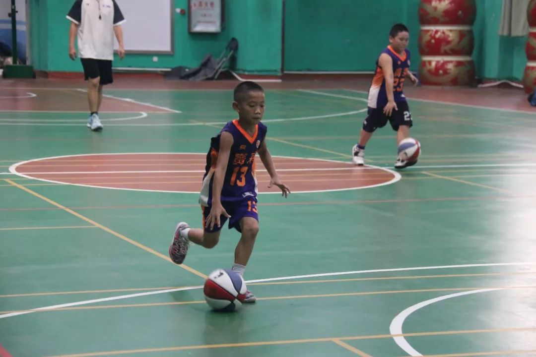 希望之花直播现场,u10-u14篮球训练行进间