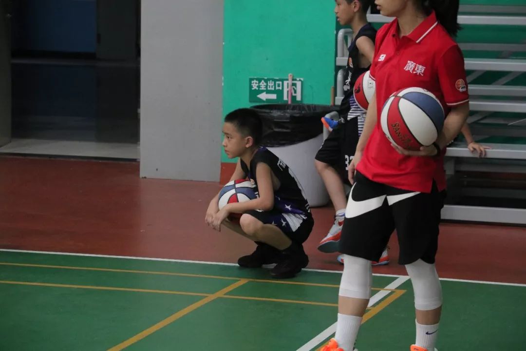 希望之花直播现场,u10-u14篮球训练行进间