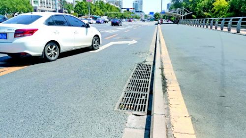 因为路面井盖问题导致爆胎怎么办,被汽车压坏的井盖现“原形”了