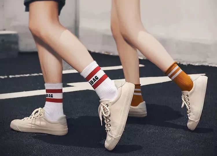 中国60年前造了双小白鞋，法国人一夜“偷走”赚翻了！今天它潮回来了