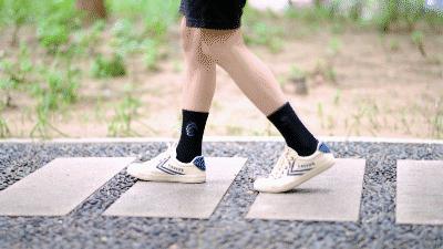 中国60年前造了双小白鞋，法国人一夜“偷走”赚翻了！今天它潮回来了