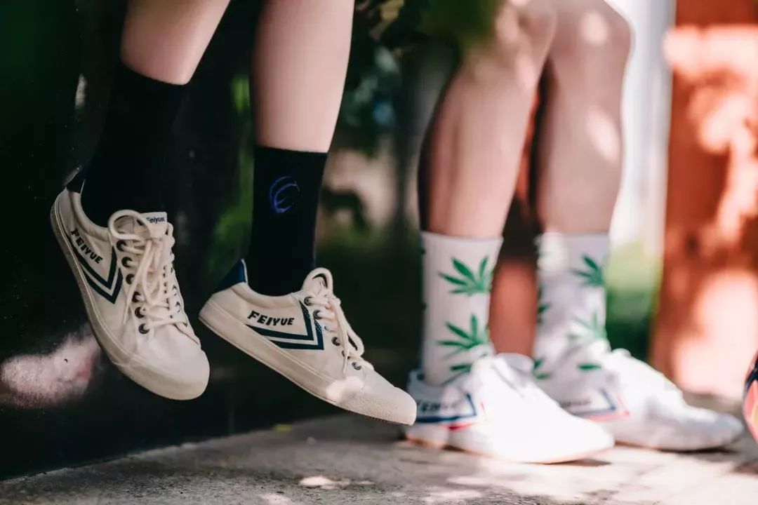 中国60年前造了双小白鞋，法国人一夜“偷走”赚翻了！今天它潮回来了