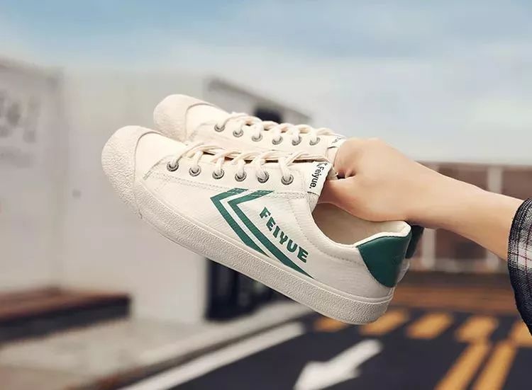 中国60年前造了双小白鞋，法国人一夜“偷走”赚翻了！今天它潮回来了