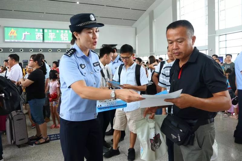 广西一男子带子弹乘火车被人拦,旅客乘坐火车随身携带50条香烟