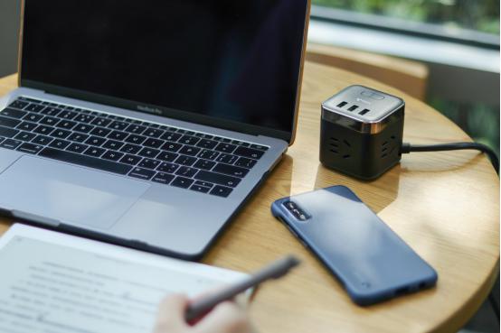 插座玩出新花样公牛魔方usb插座,公牛魔方插座多功能转换插头