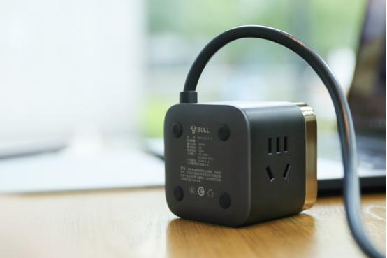 插座玩出新花样公牛魔方usb插座,公牛魔方插座多功能转换插头