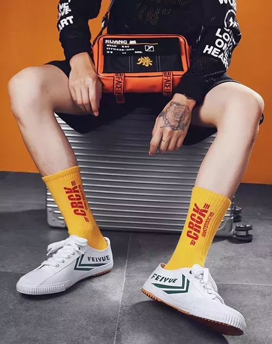 中国60年前造了双小白鞋，法国人一夜“偷走”赚翻了！今天它潮回来了