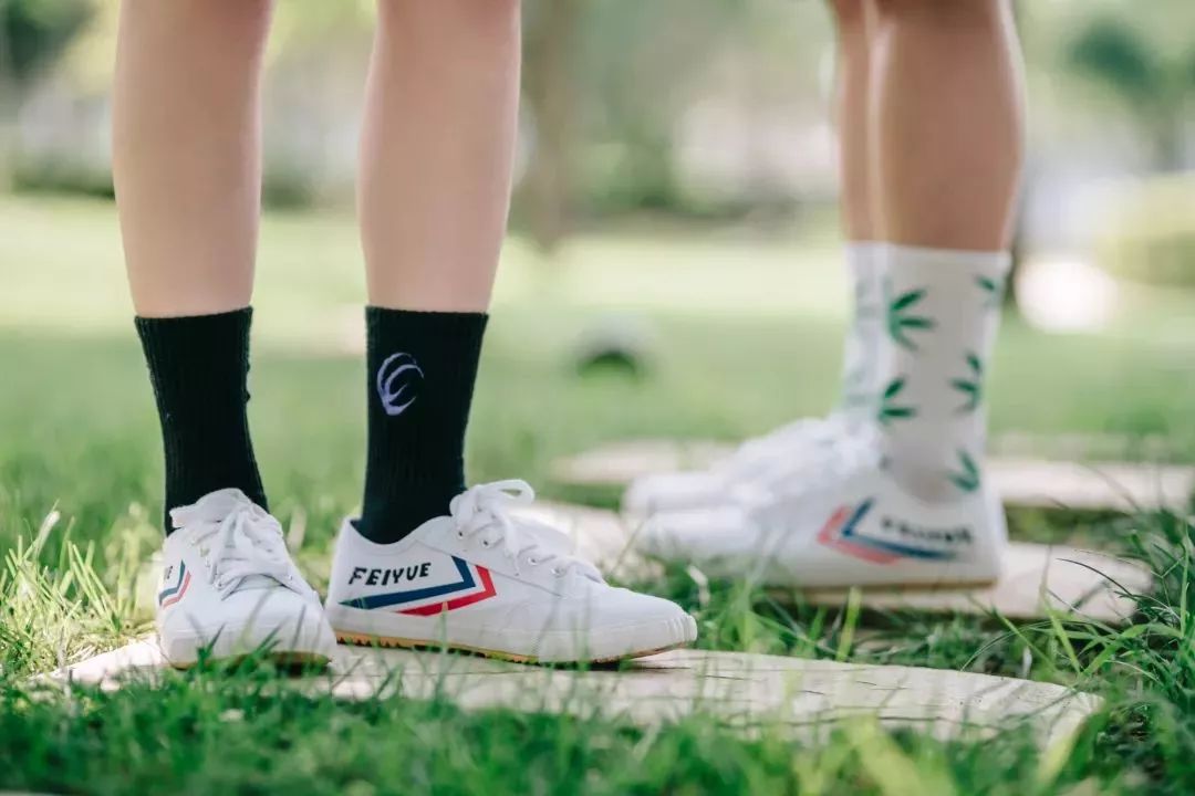 中国60年前造了双小白鞋，法国人一夜“偷走”赚翻了！今天它潮回来了