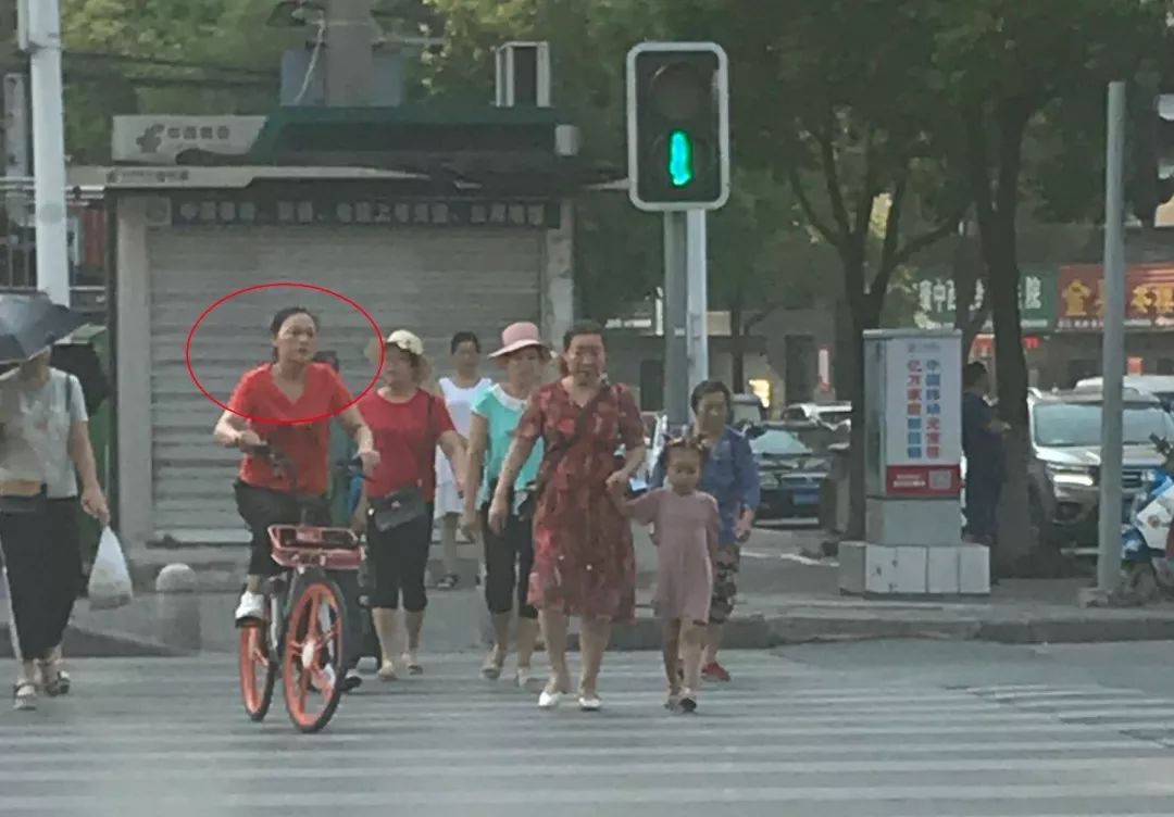 荆门这个红衣女子说民辅警“不上闲”，紧接着还动手了…另有多人被曝光