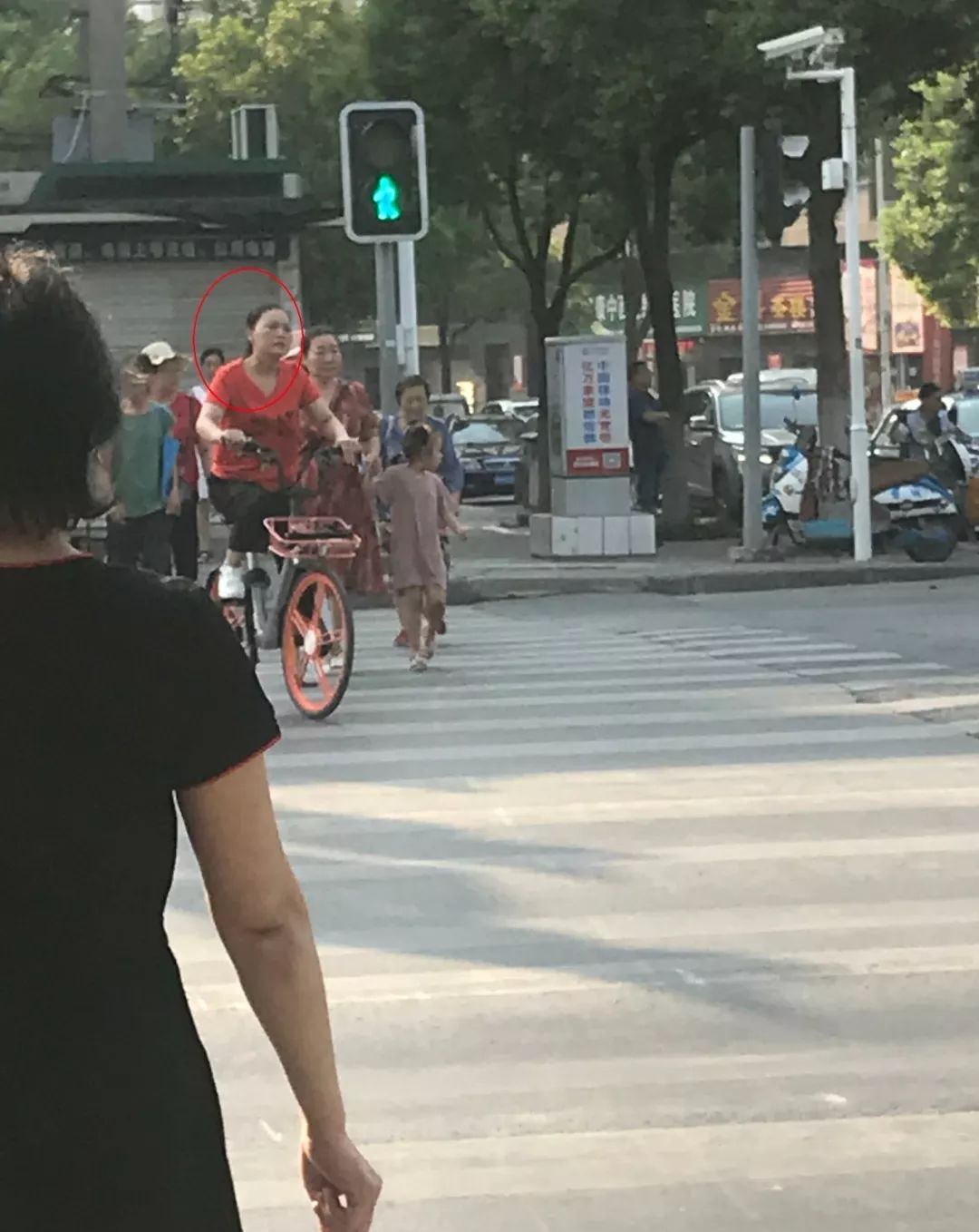 荆门这个红衣女子说民辅警“不上闲”，紧接着还动手了…另有多人被曝光