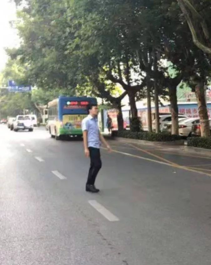 荆门这个红衣女子说民辅警“不上闲”，紧接着还动手了…另有多人被曝光