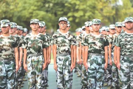 军训攻略让我们一起潇洒的晒黑,军训特辑让我们一起优雅地晒黑