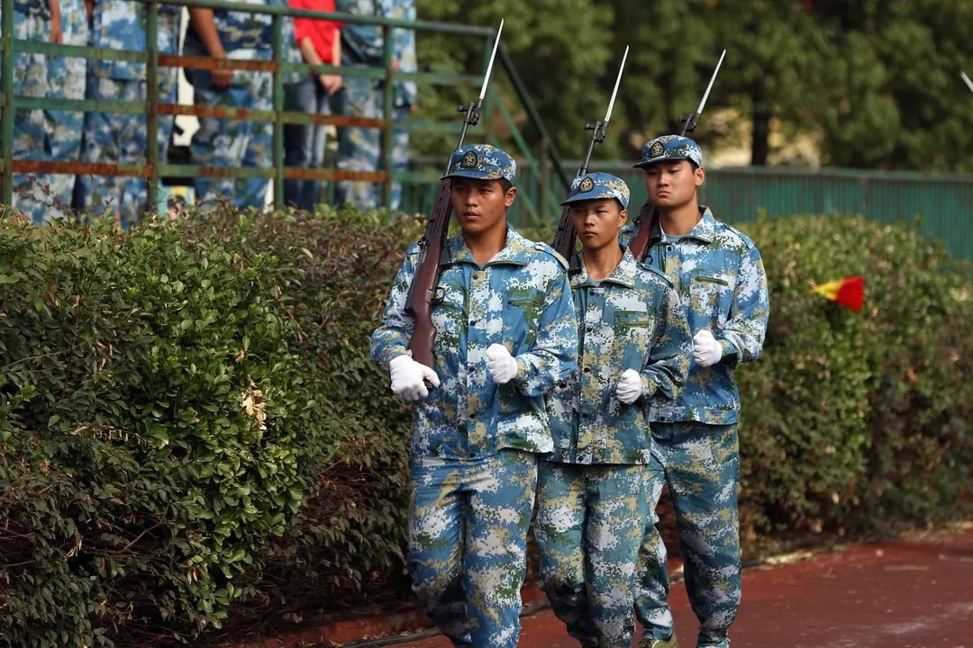 军训攻略让我们一起潇洒的晒黑,军训特辑让我们一起优雅地晒黑