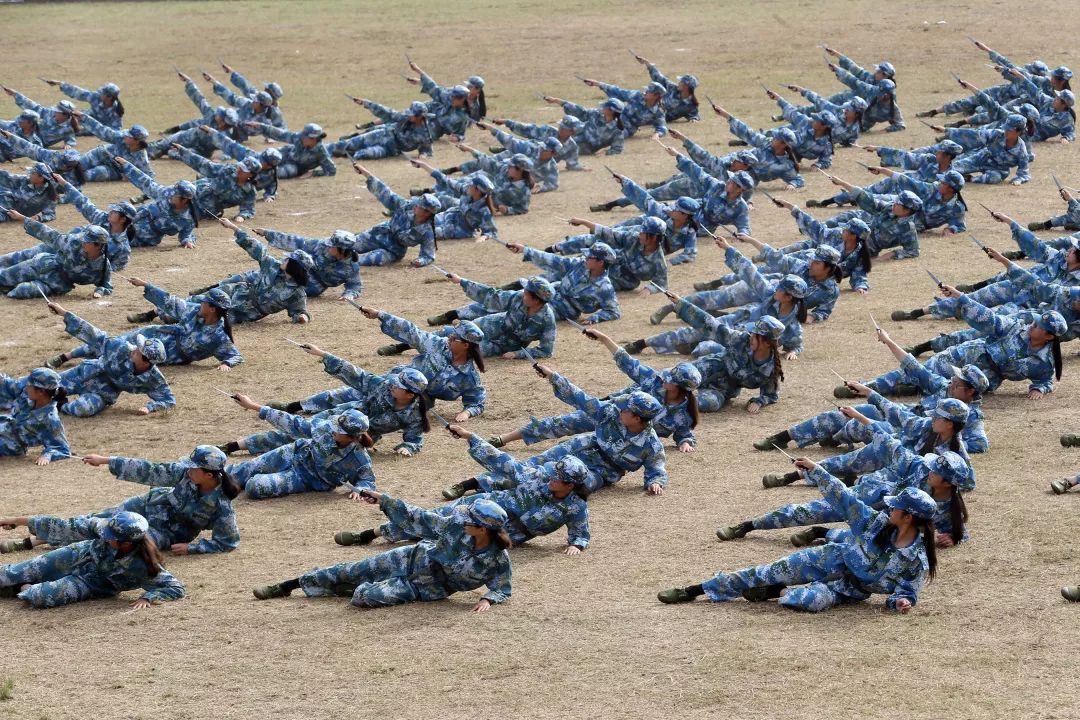 军训攻略让我们一起潇洒的晒黑,军训特辑让我们一起优雅地晒黑