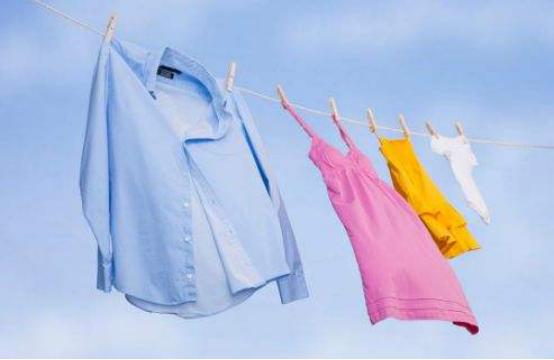 黑衣服褪色发红怎么恢复小妙招,洗黑色衣服不褪色的妙招