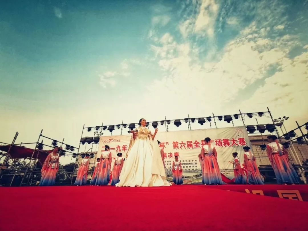 莒县千人同跳一支舞,山东莒县青春快闪