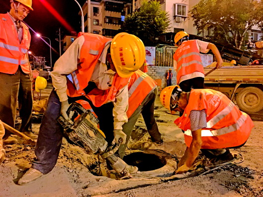 粗汉细活挑灯“夜战”…经十路整修何以“不扰民”？