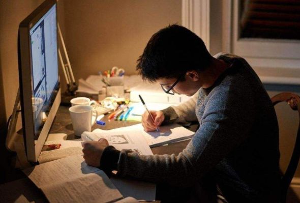 在朋友圈发男神腹肌照，却忘了分组，结果爸妈的回应亮了….