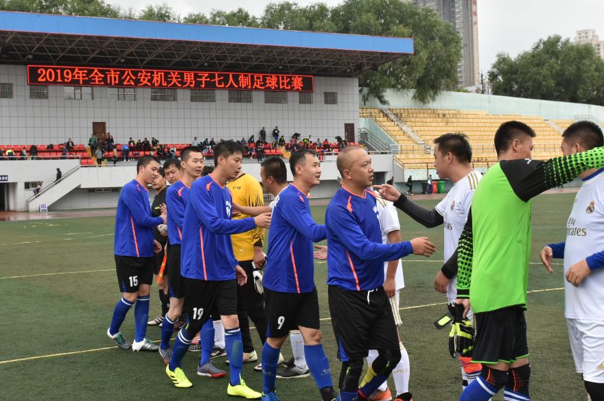风雨无阻体育精神,赛场上的拼搏精神足球
