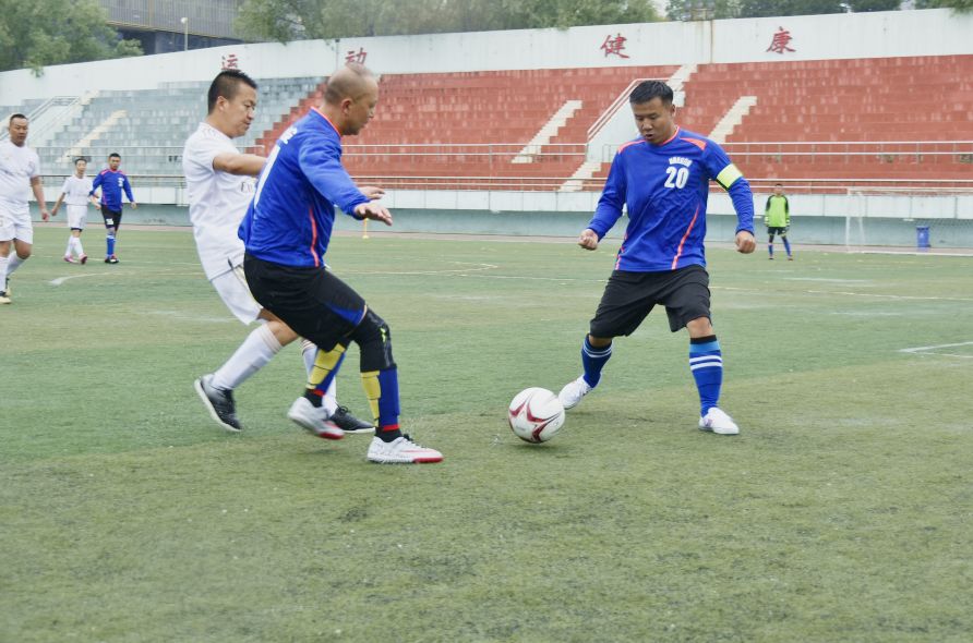 风雨无阻体育精神,赛场上的拼搏精神足球